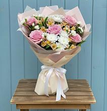 Букет цветов из:  Гвоздики, Орхидеи и Розы в Войвож
