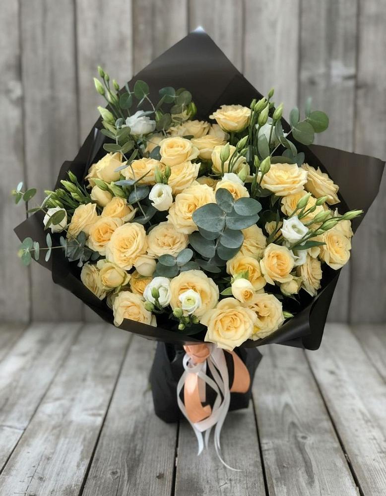 Букет цветов из: Розы и Лизиантусы в Войвож