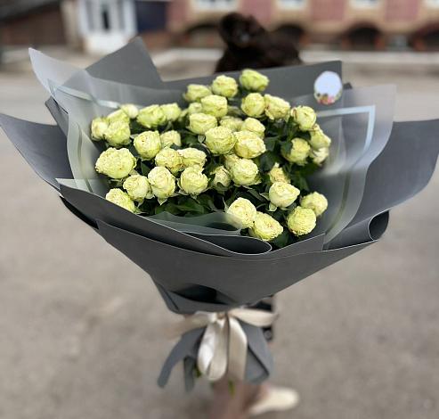 Букет Белые кустовые розы Солинеро в Войвож