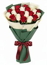 Букет Микс из красных и белых роз в Войвож