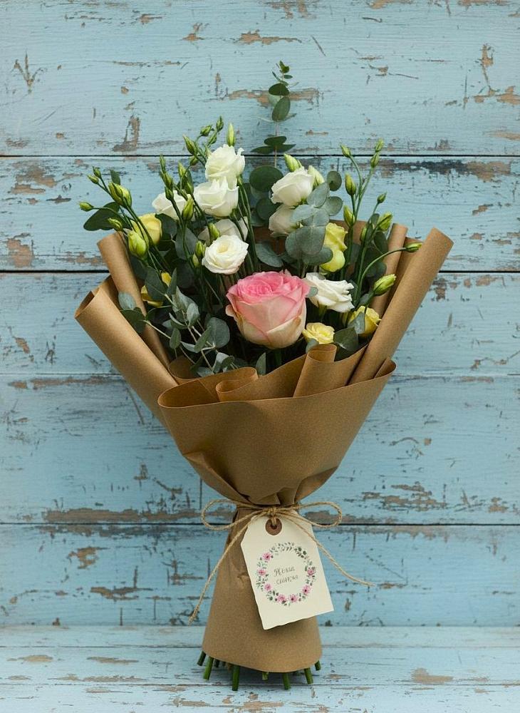 Букет цветов из: Розы и Лизиантусы в Войвож