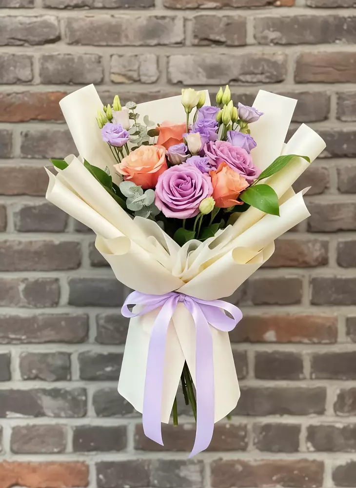 Букет цветов из: Лизиантусы и Розы в Войвож