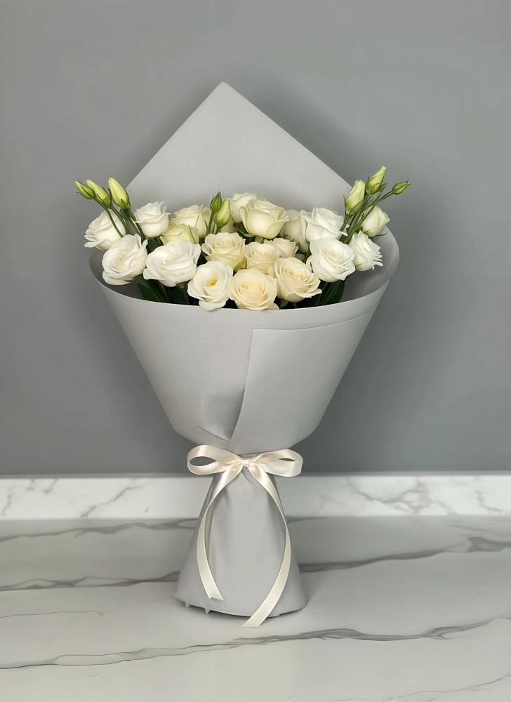 Букет цветов из: Розы и Лизиантусы в Войвож