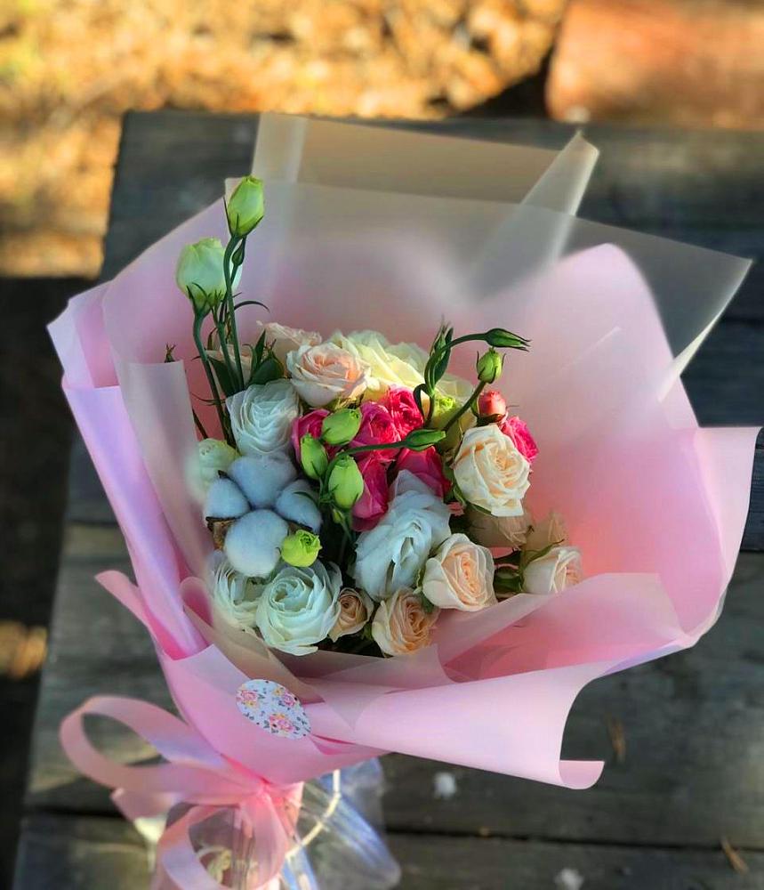 Букет цветов из: Розы и Лизиантусы в Войвож