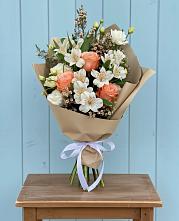 Букет цветов из:  Альстромерии, Лизиантусы, Розы и Хризантемы в Войвож