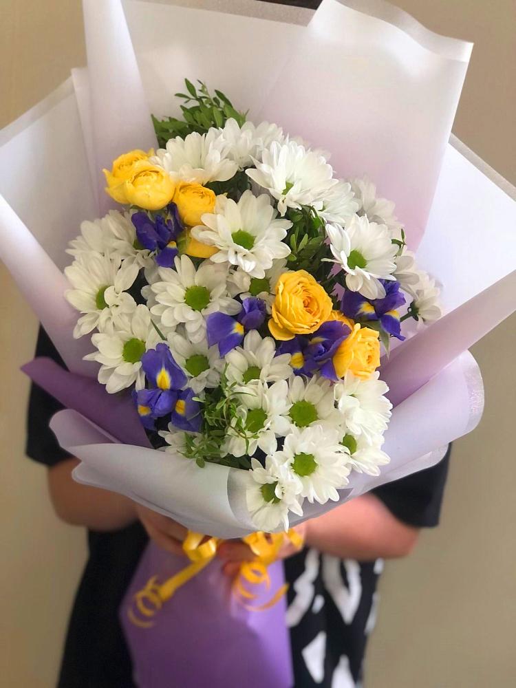 Букет цветов из: Ирисы, Хризантемы и Розы в Войвож
