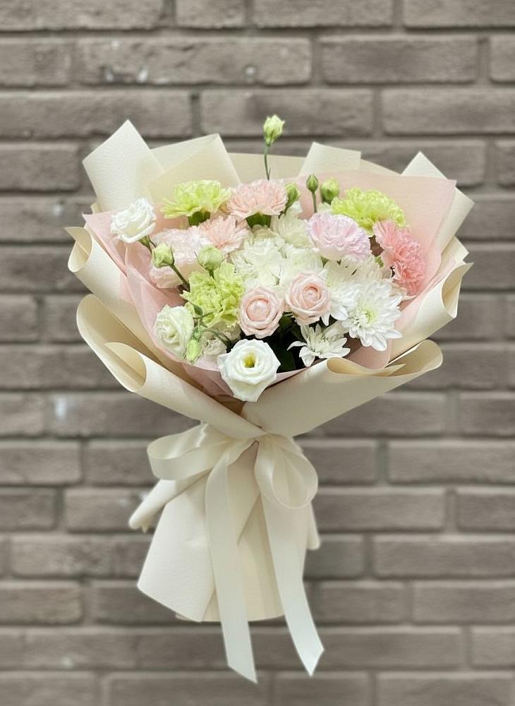 Букет цветов из: Гвоздики, Розы, Лизиантусы и Хризантемы в Войвож