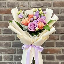 Букет цветов из:  Лизиантусы и Розы в Войвож