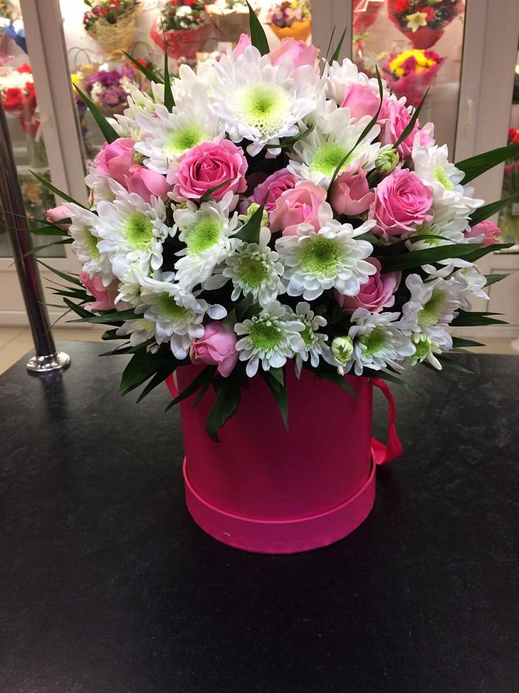 Цветочная композиция из Розы и Хризантемы в шляпной коробке в Войвож