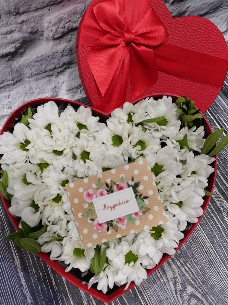 Цветочная композиция из Хризантемы в виде сердца в Войвож