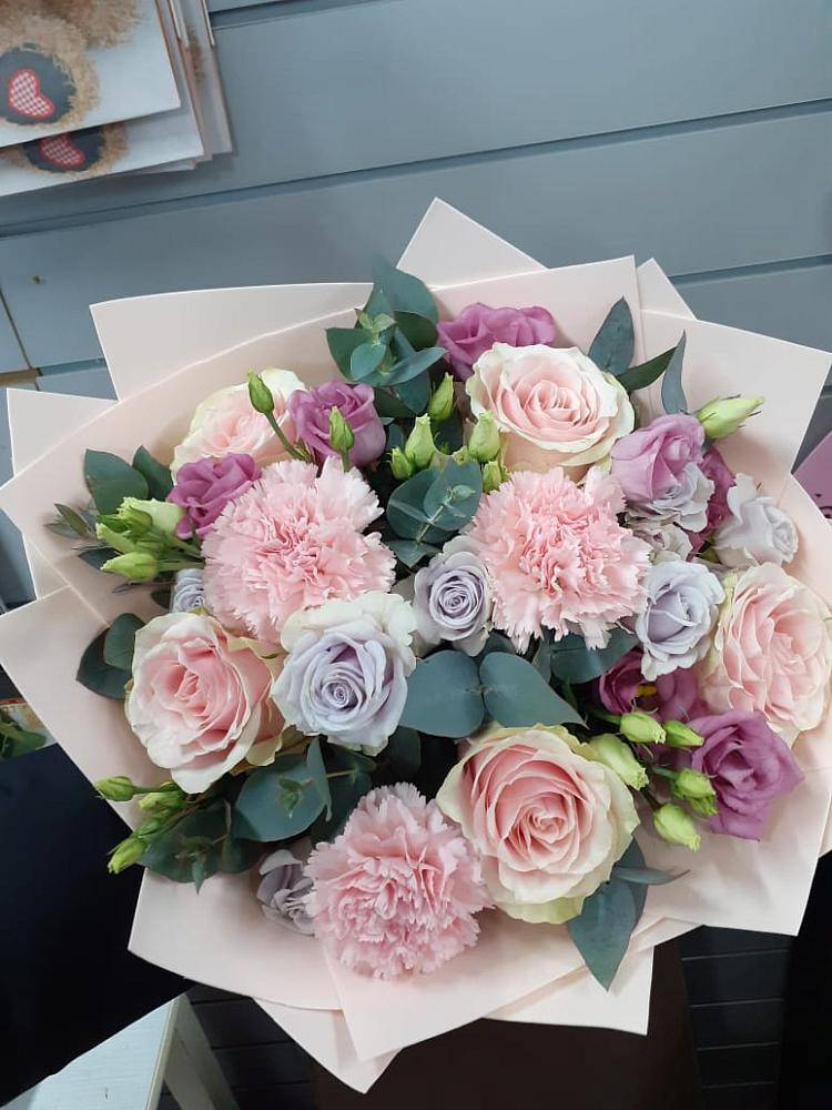 Букет цветов из: Розы, Гвоздики и Лизиантусы в Войвож