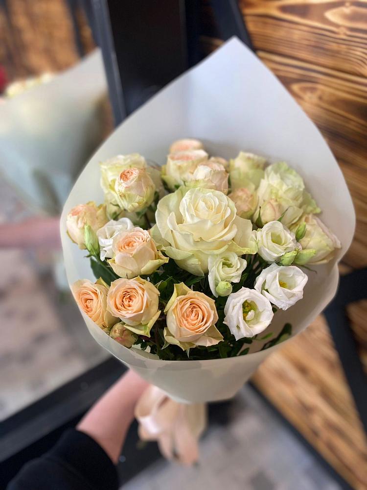 Букет цветов из: Розы и Лизиантусы в Войвож