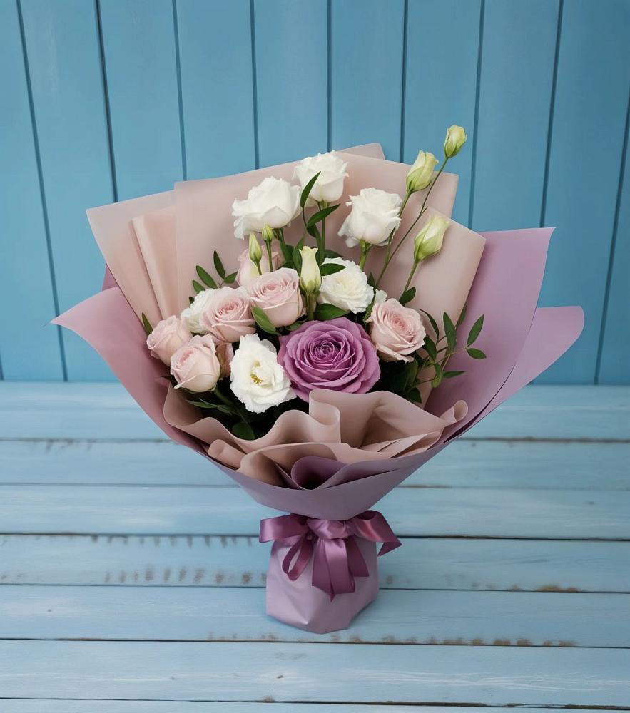 Букет цветов из: Розы и Лизиантусы в Войвож